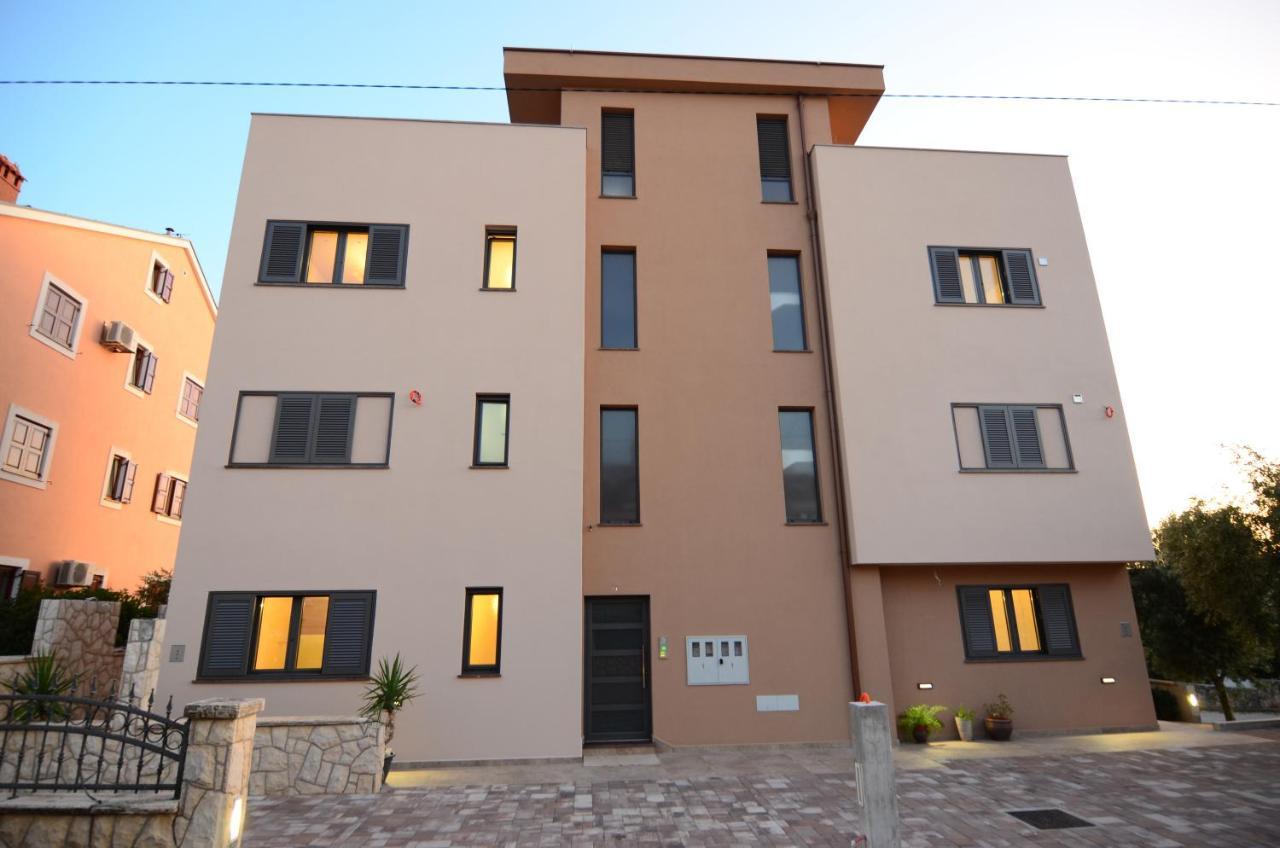 Apartments Luana With Private Jacuzzi Zadar Exterior photo