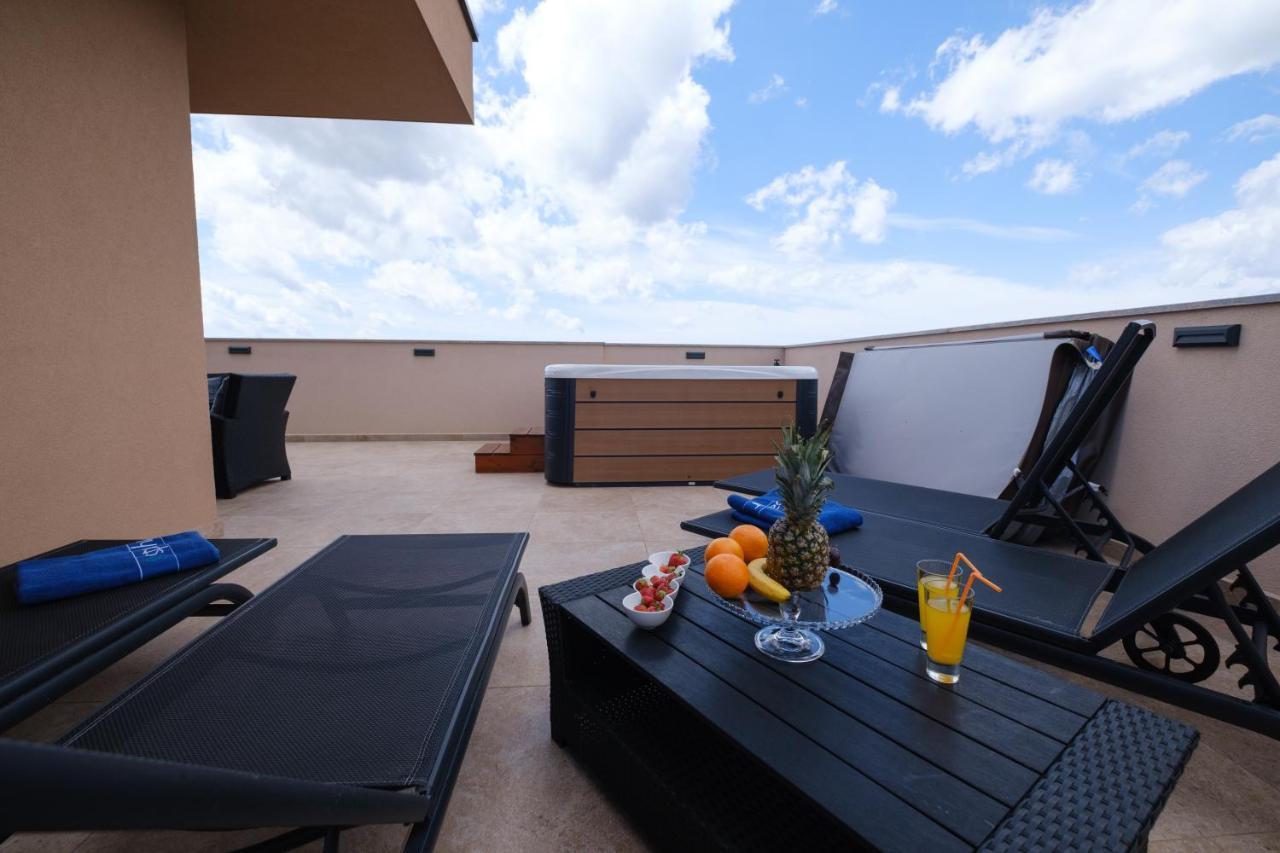 Apartments Luana With Private Jacuzzi Zadar Exterior photo