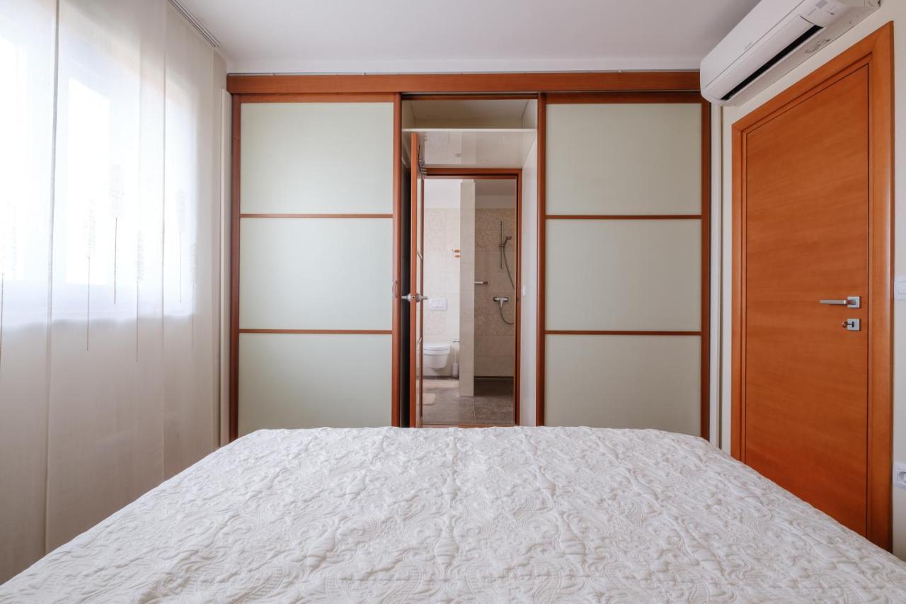 Apartments Luana With Private Jacuzzi Zadar Exterior photo